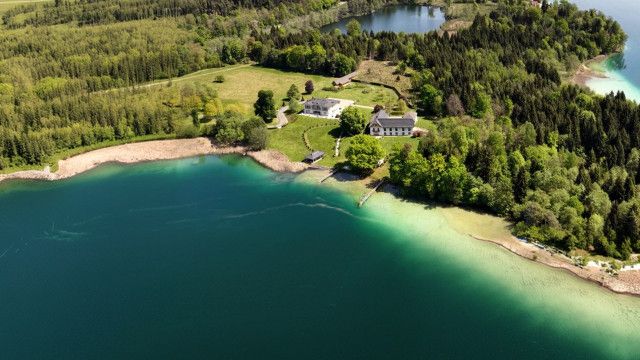 Am Schauplatz: Der Schwarzbau am See