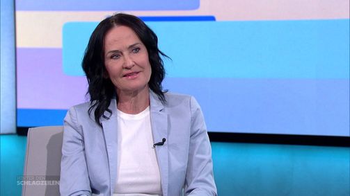 Hinter den Schlagzeilen Hinter den Schlagzeilen Folge 92: Hinter den Schlagzeilen: Glawischnig ehrlich: "Mir wurde häufig die Hand aufs Knie gelegt"