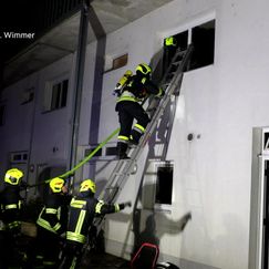Brand in Wohnhausanlage: Frau schwer verletzt