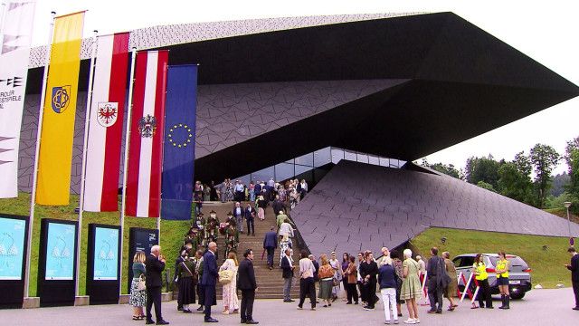 Österreich-Bild: Kaufmann, Kühe und Kultur - Die Tiroler Festspiele in Erl