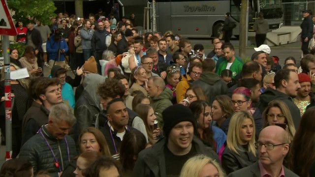 "Arriving People" vor der Wiener Stadthalle zum 1. Semifinale