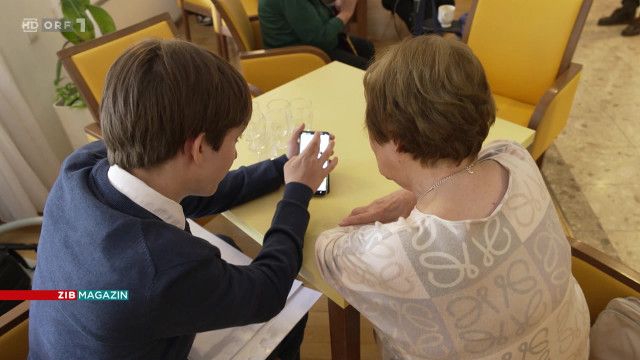 ZIB Magazin Media: Schüler helfen Senioren bei Handyfragen