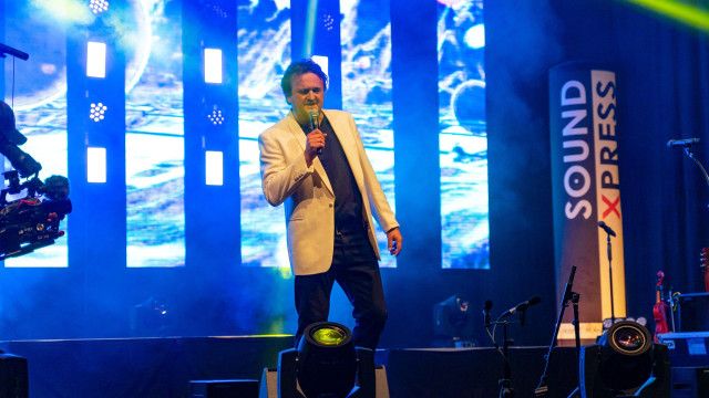 Dok 1: Schlager, Glück und heile Welt: Settele muss auf die Bühne