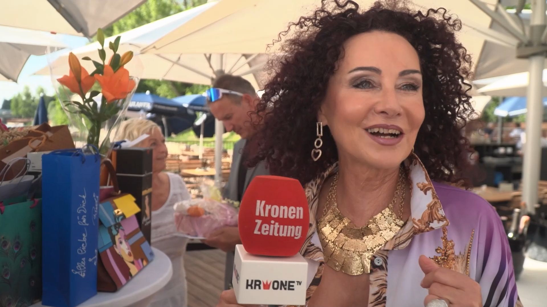 Stars zeigen ihre Liebe ++ „Mausi“ Lugner feiert erneut 29er
