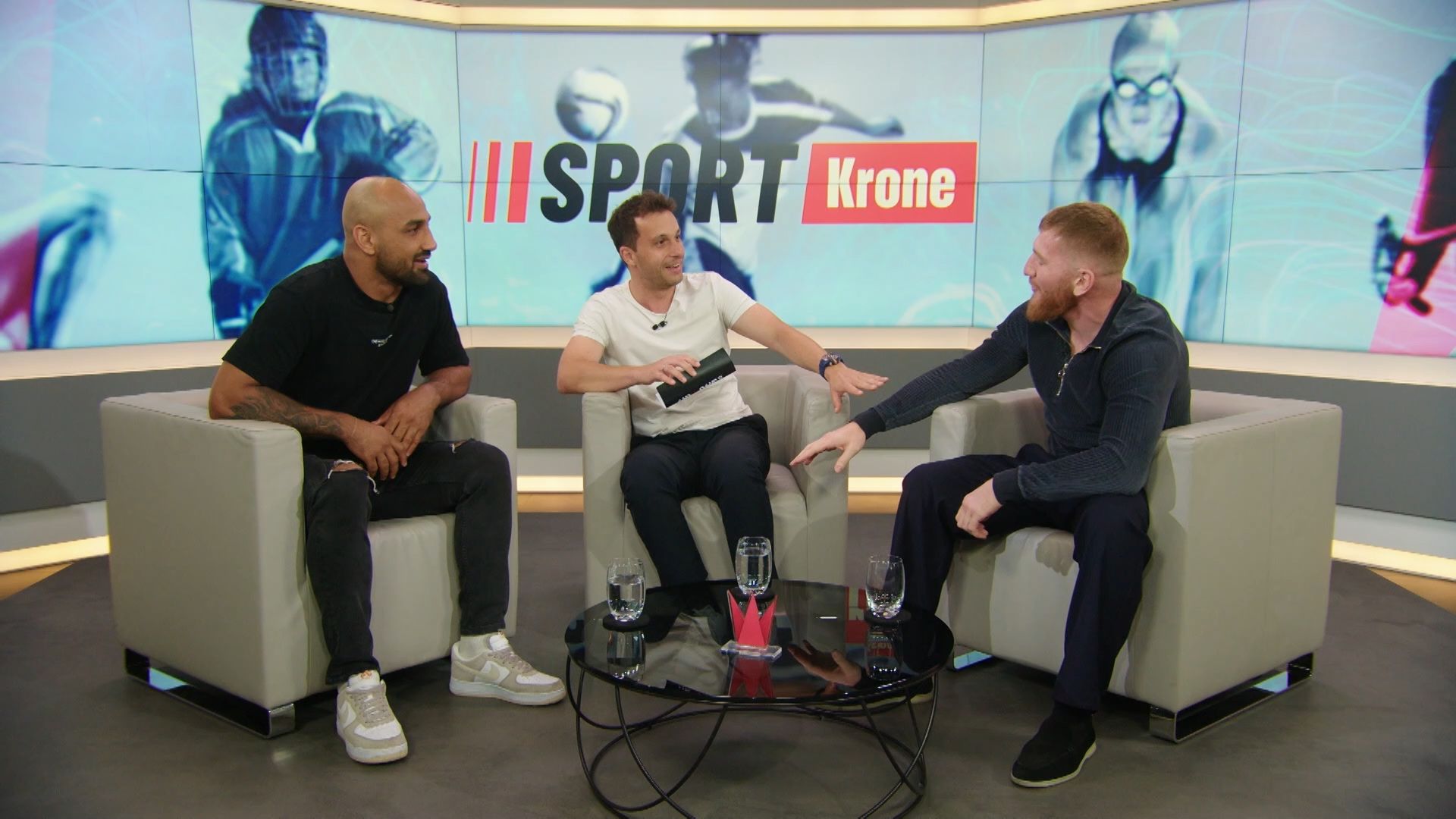 Vor dem Fight fliegen im TV-Studio die Fetzen!