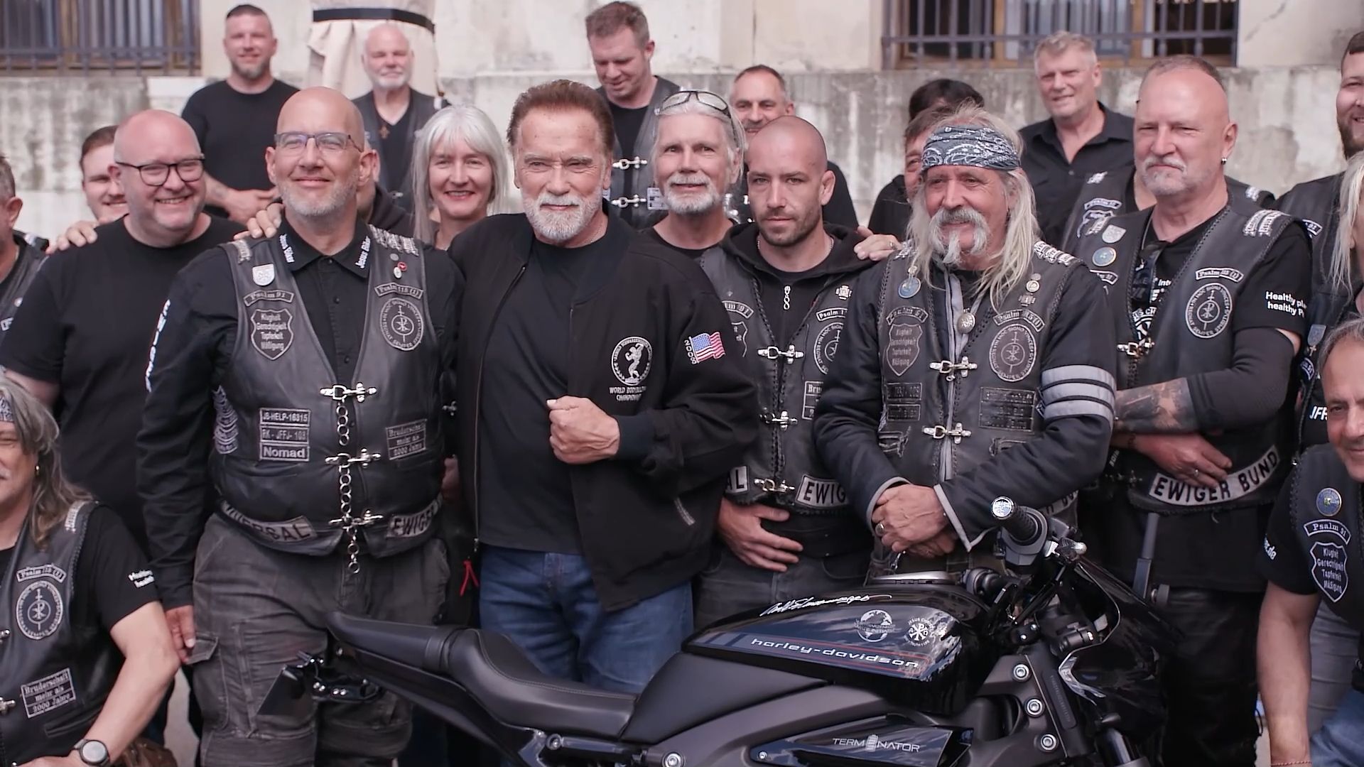 Arnold Schwarzenegger auf Heimatbesuch ++ Wow-Looks der Stars