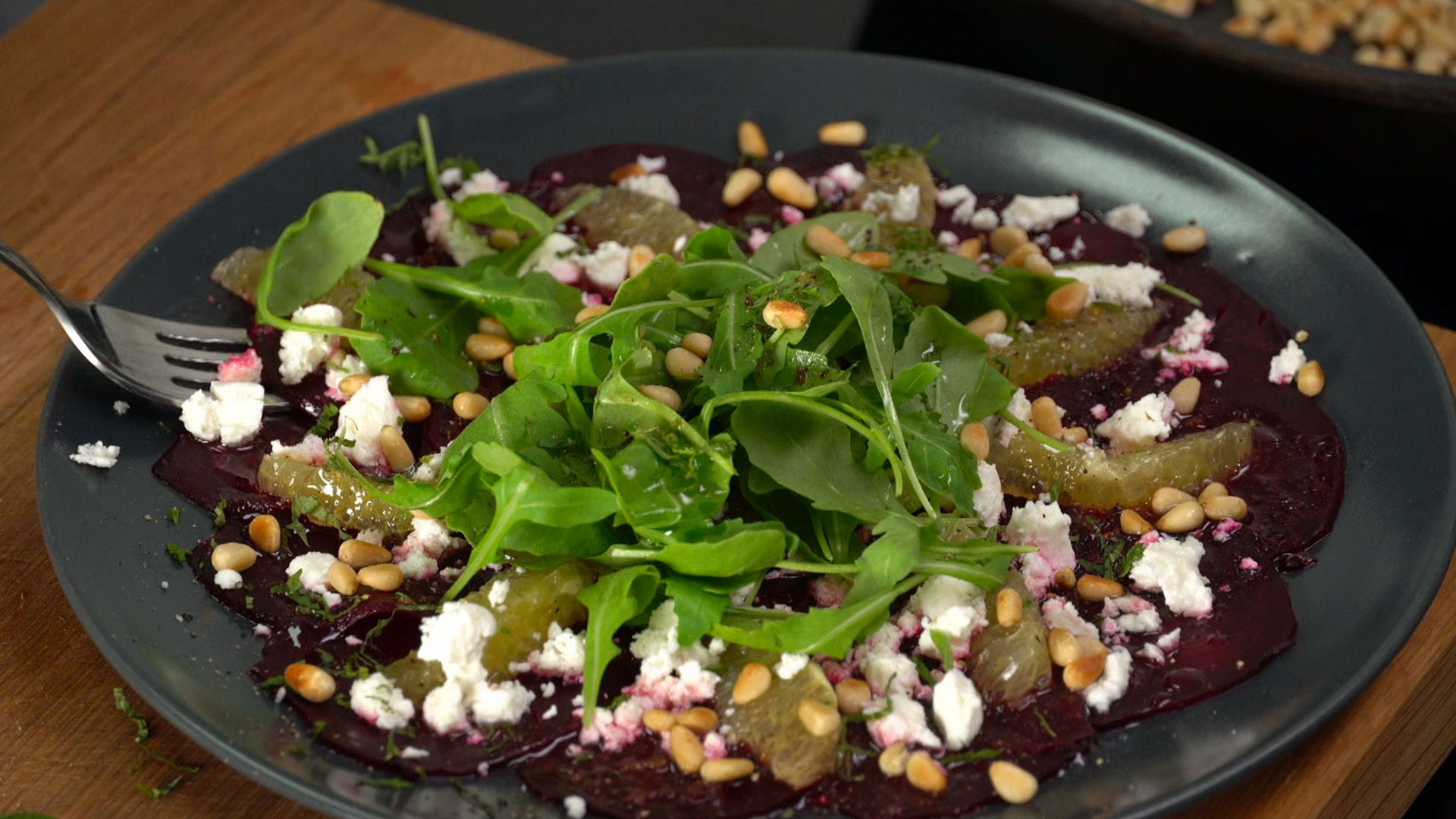 Rote Beete Carpaccio mit Feta und Pinienkernen