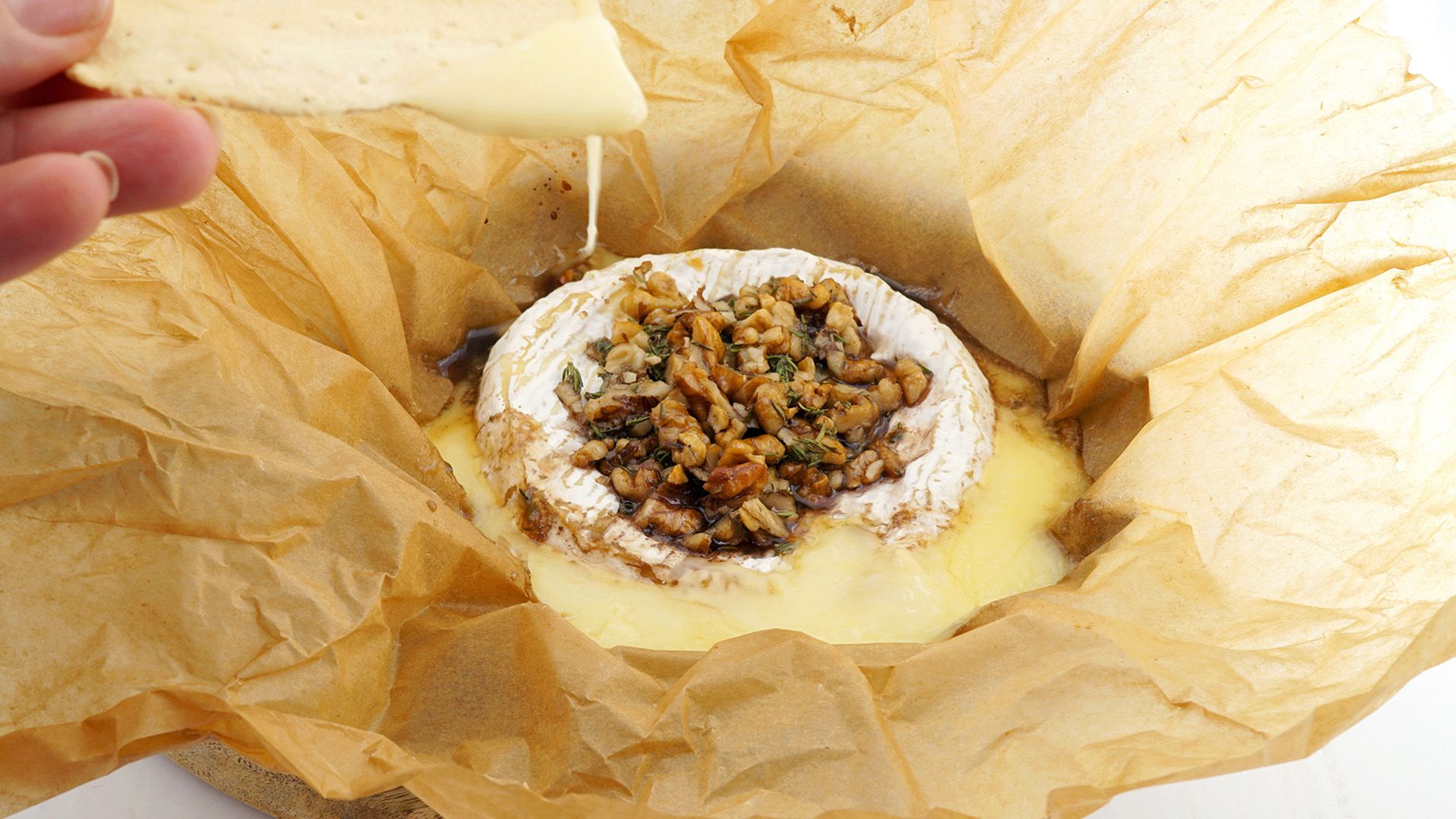 Gebackener Camembert mit Nüssen und Honig