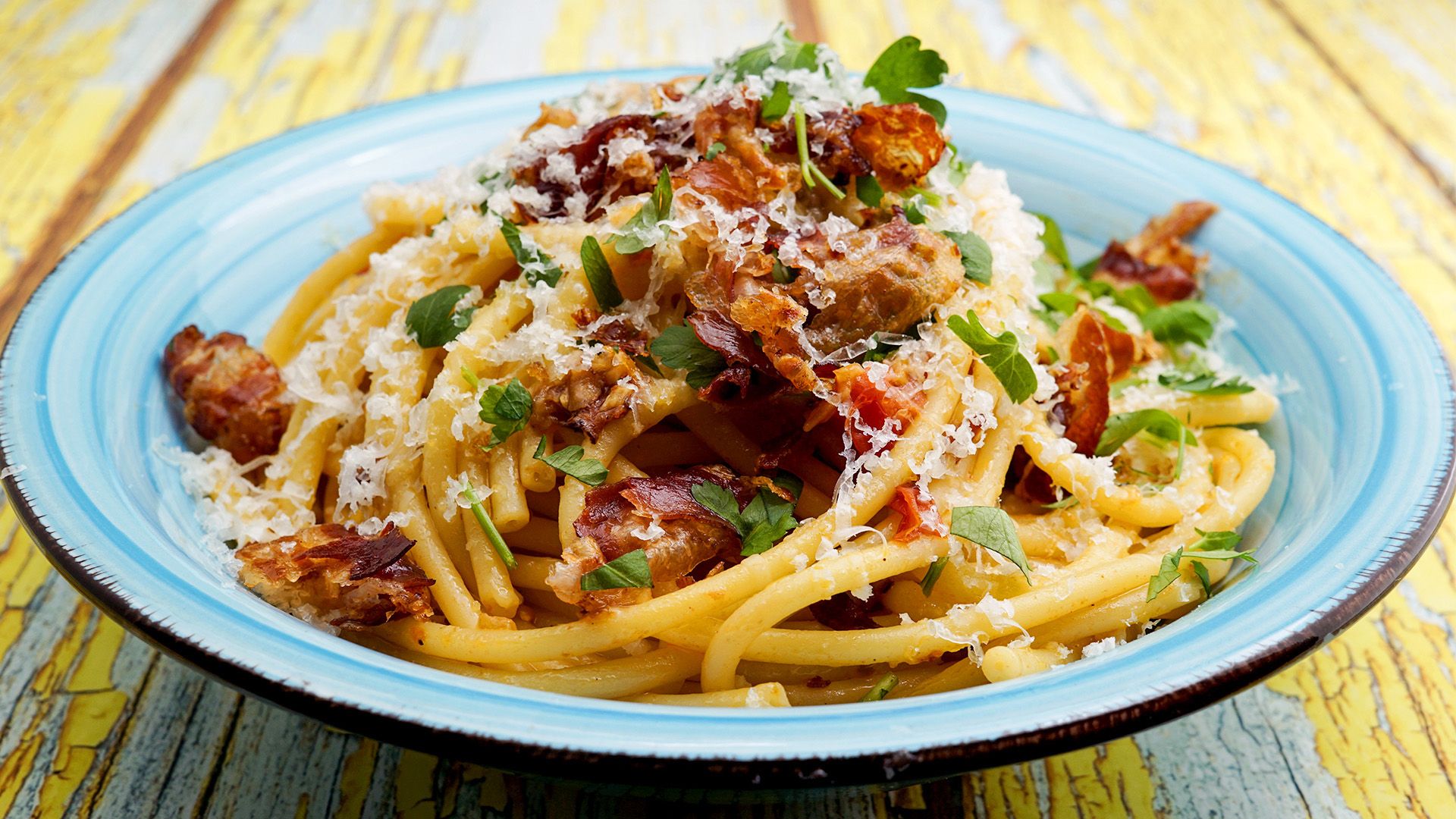 Bucatini Amatriciana mit Tomaten und Speck