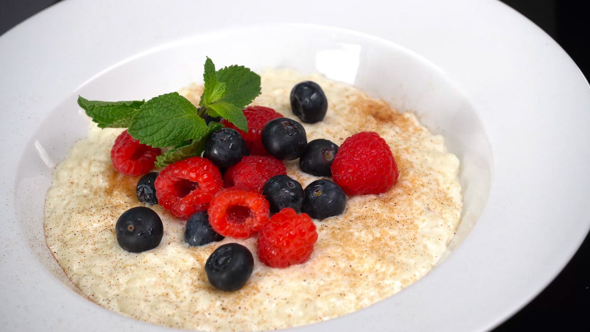 Luftiger Milchreis mit Früchten