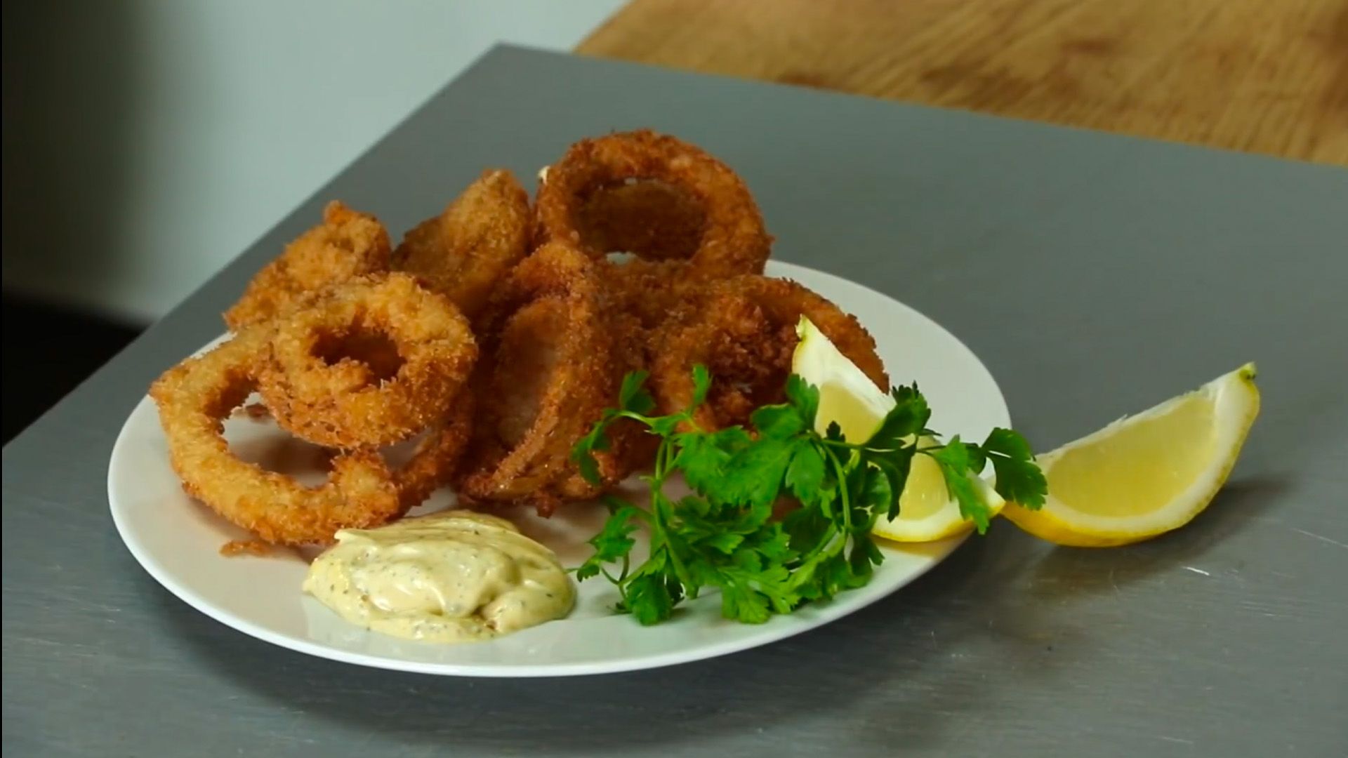 Zwiebelringe mit Pfeffermajonnaise