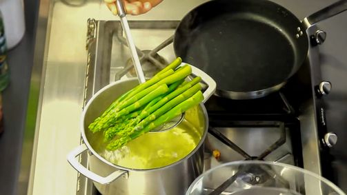 Letitcook, auch du kannst kochen Letitcook, auch du kannst kochen - Staffel 3 Folge 7: Grüner Spargelsalat mit Croutons und gehacktem Ei