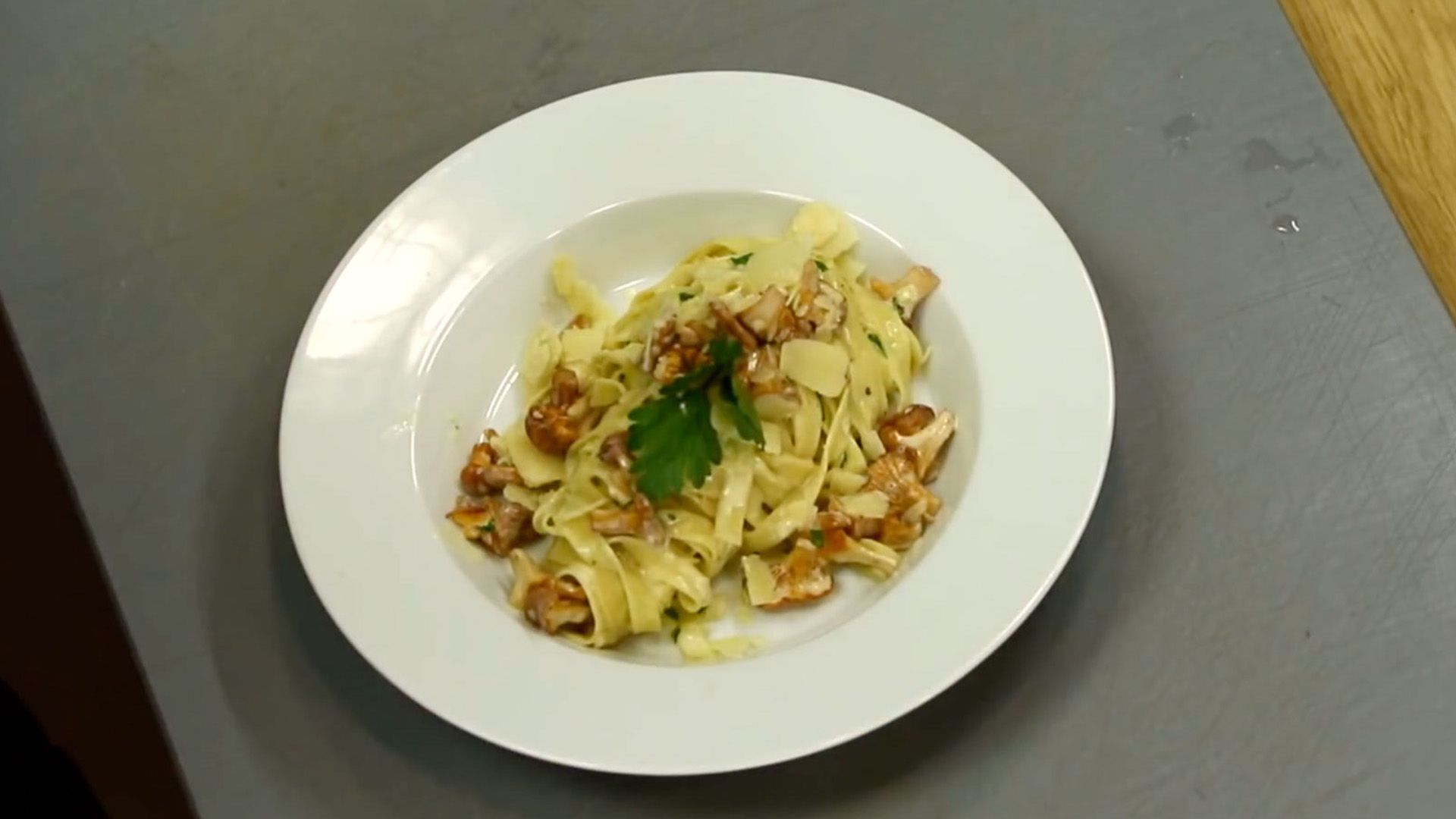 Hausgemachte Tagliatelle mit Pfifferlings Rahm