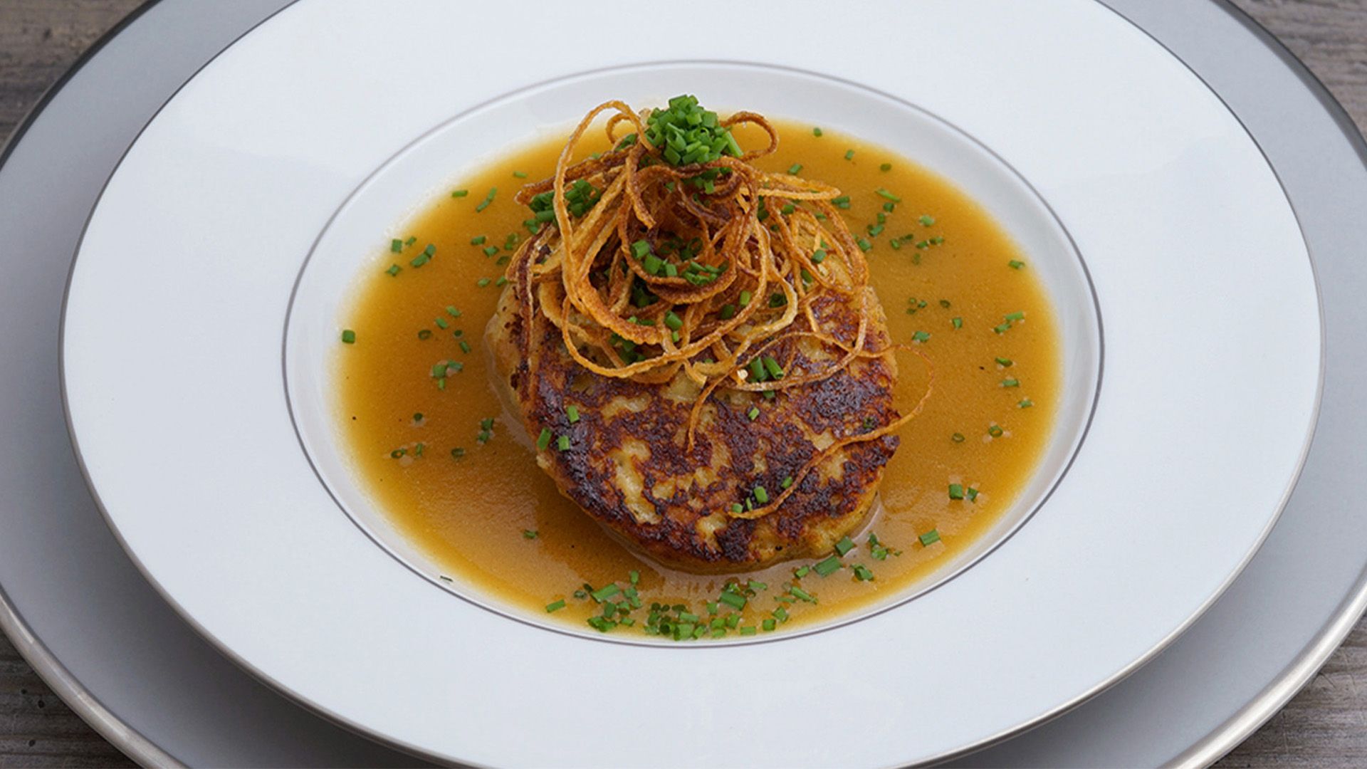 Kaspressknödel in der Brennsuppe