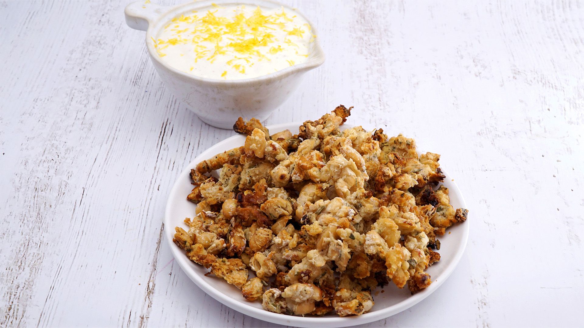 Knusprige Bohnen mit Feta-Dip