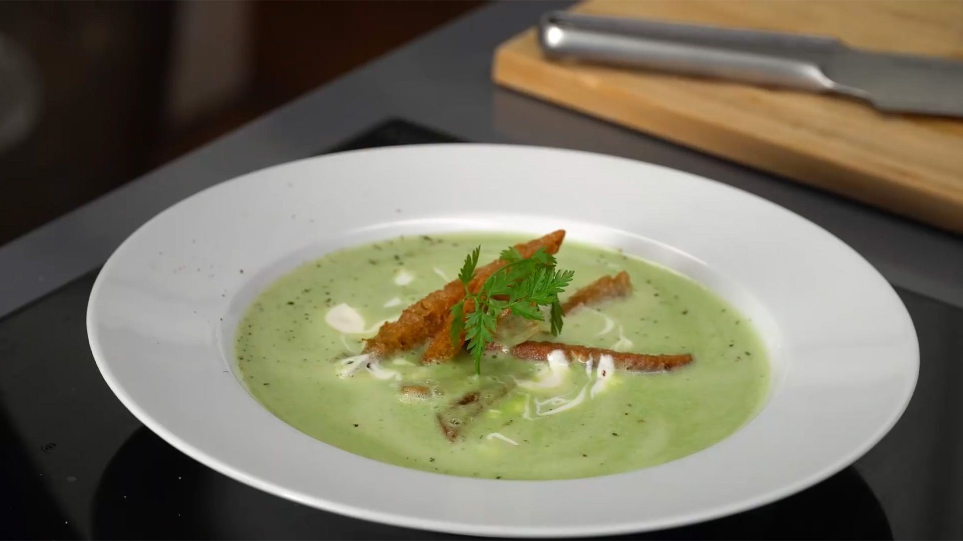 Kerbelsuppe mit Knusper-Brot