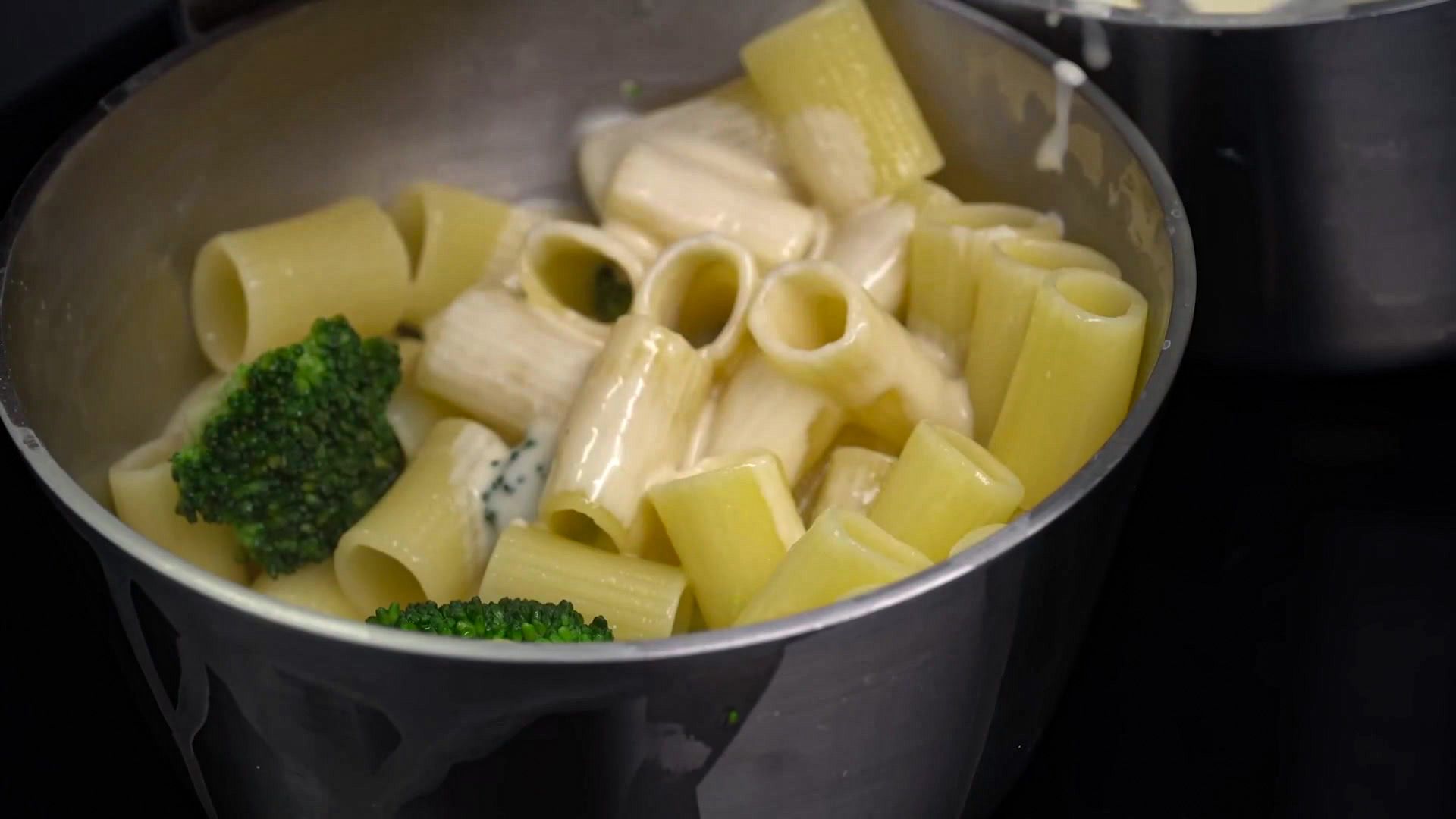 Rigatoni in Käserahm mit Broccoli