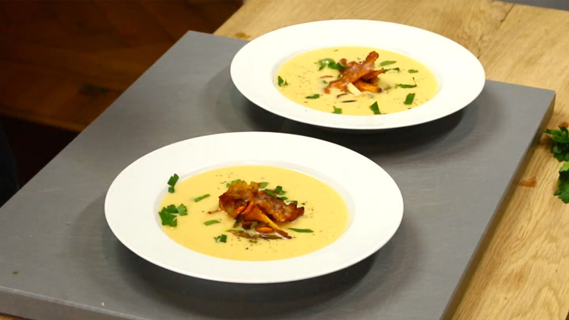Kartoffelsuppe mit Speck und Pfifferlingen