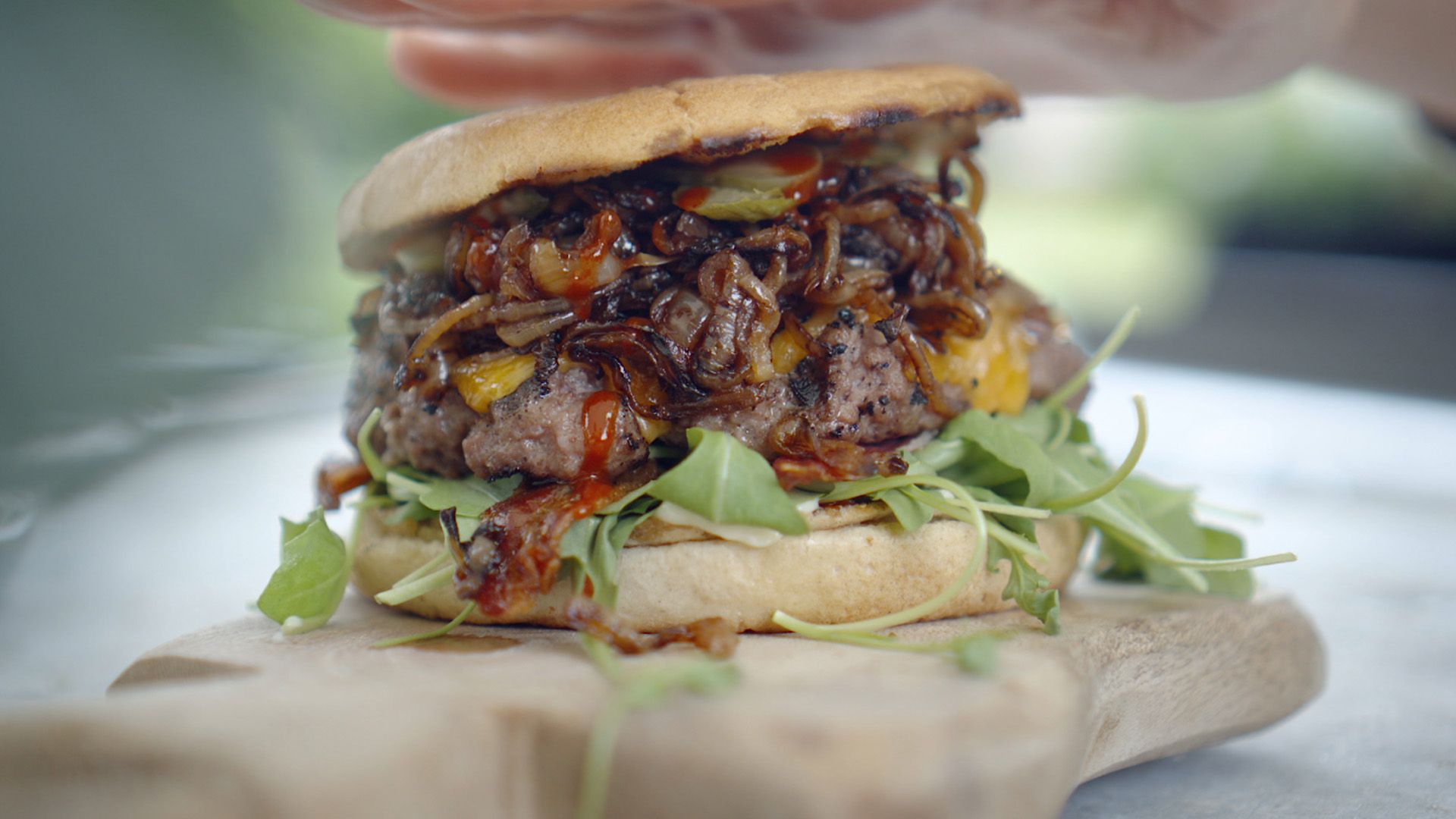 Saftiger Burger mit karamellisierten Zwiebeln