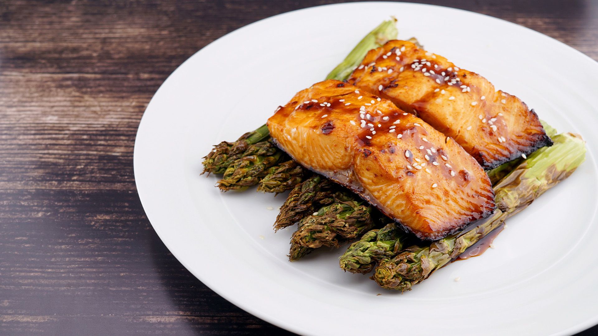 Sojamarinierter Lachs mit grünem Spargel