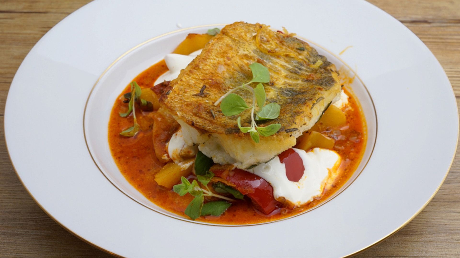 Knusprig gebratener Zander auf Erdäpfelgulasch