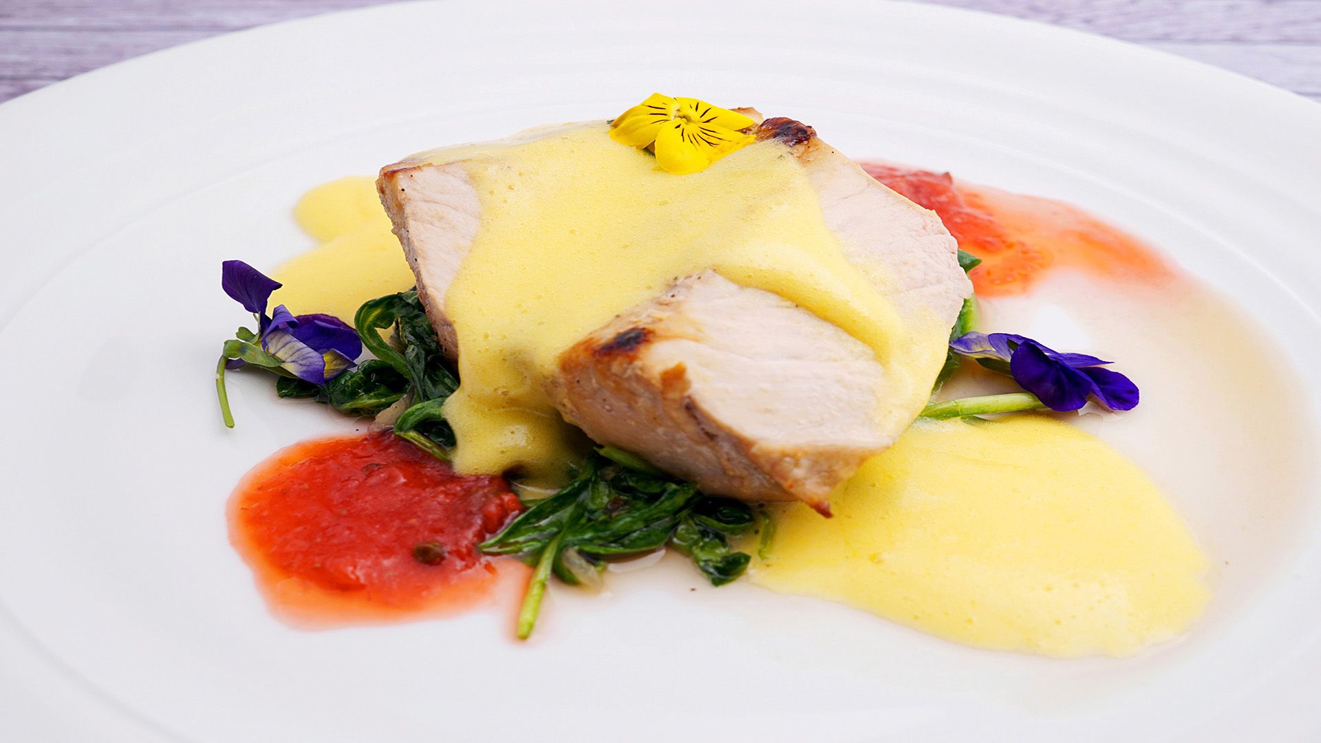 Schweinerücken mit Sauce Maltaise und Babyspinat