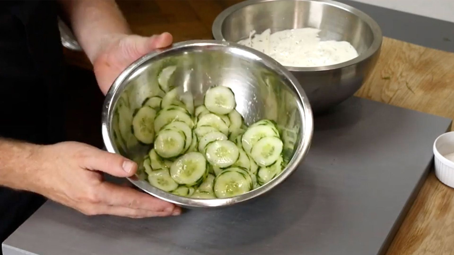 Gurkensalat mit Joghurt-Dill-Sauce (super erfrischend)