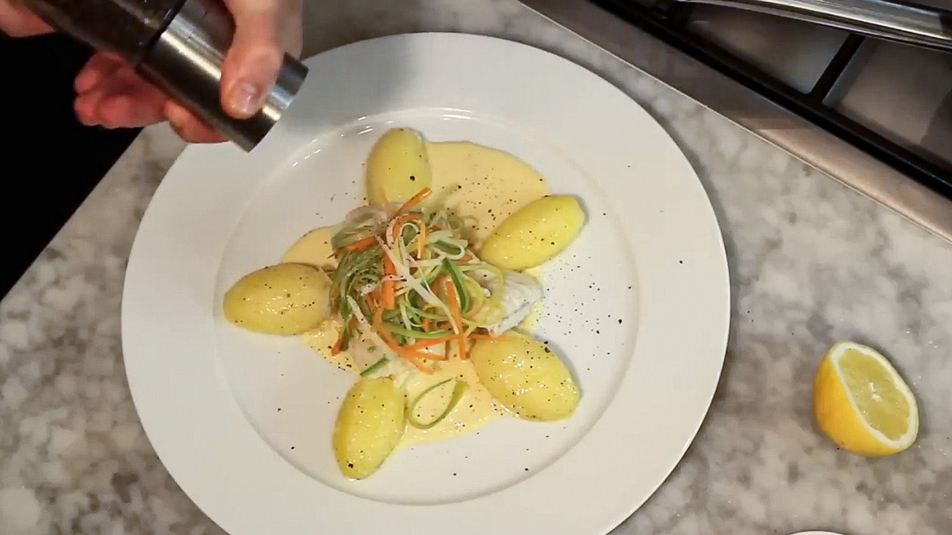 Gesottener Fisch (Waller) mit Salzkartoffeln und Pommery Senfsauce