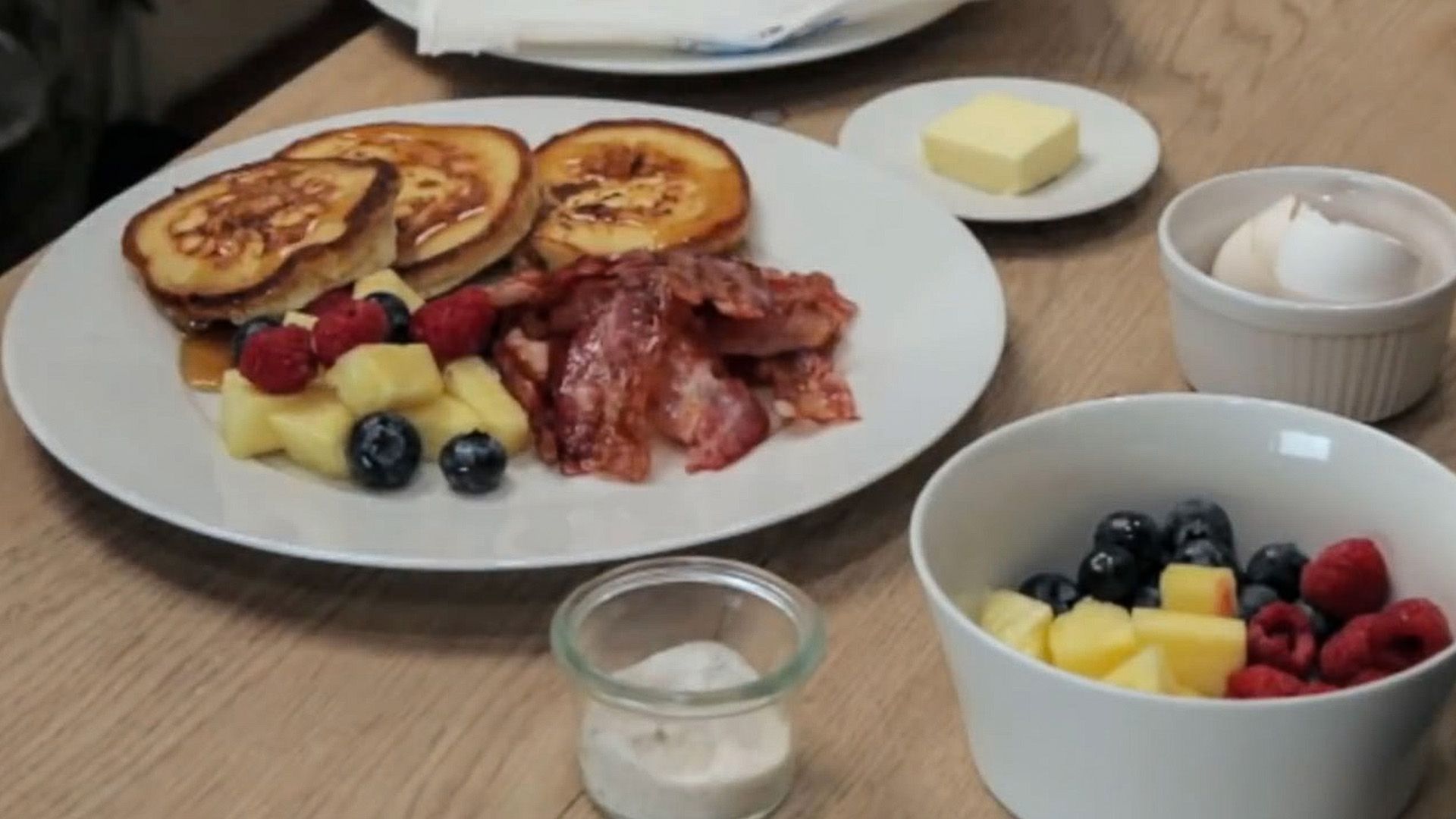 Pancakes mit Speck und Früchten