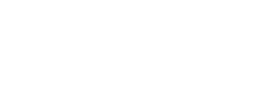 Dicke Schwarzbarsche an der Oberfläche