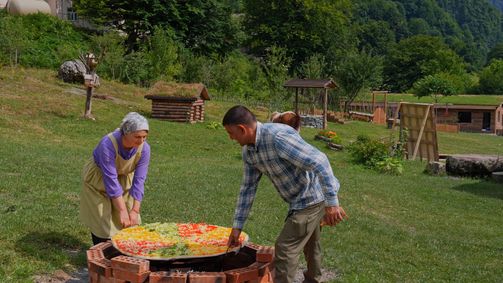 Faraway Village Faraway Village - Staffel 1 Folge 12: Riesige Pizza, lecker belegt