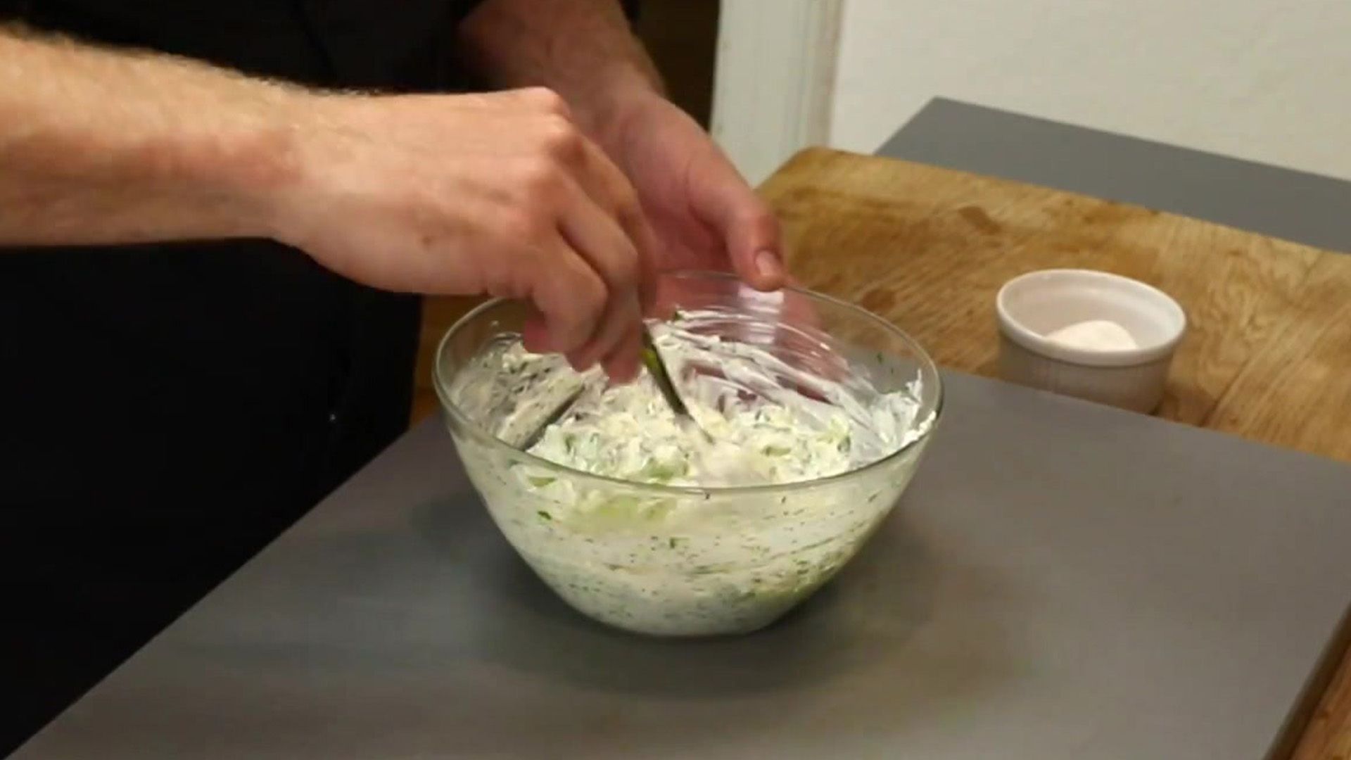 Tzaziki selbst machen (Gurkenjoghurt mit Knoblauch)