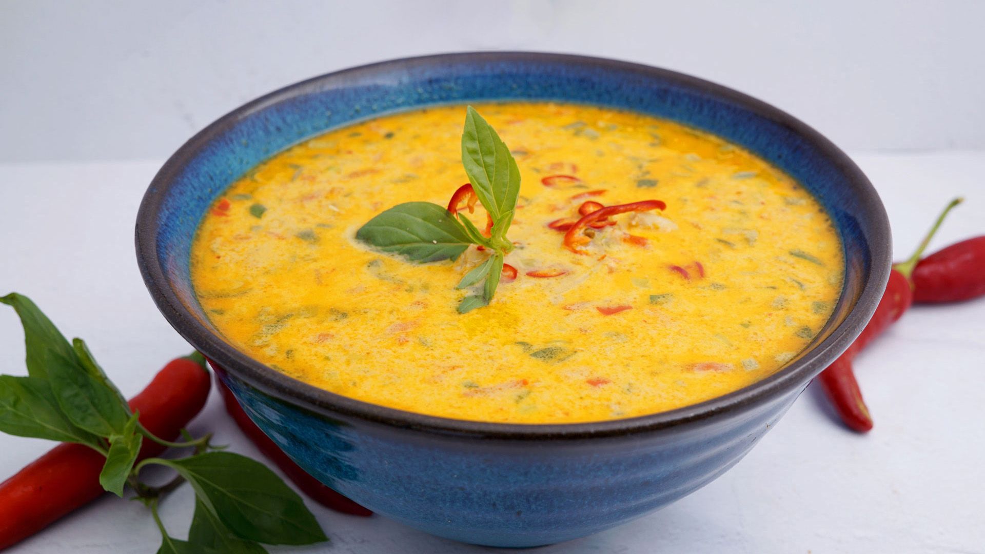 Rotes Hühnercurry mit Gemüse