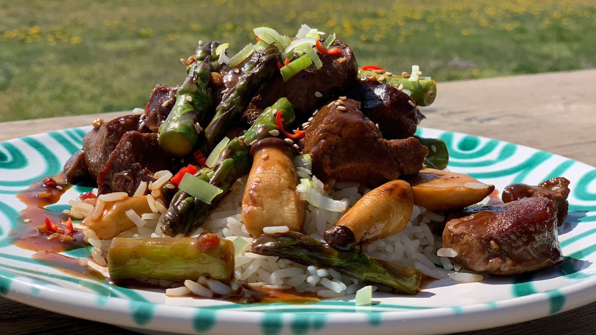 Reh asiatisch mit Spargel und Pilzen