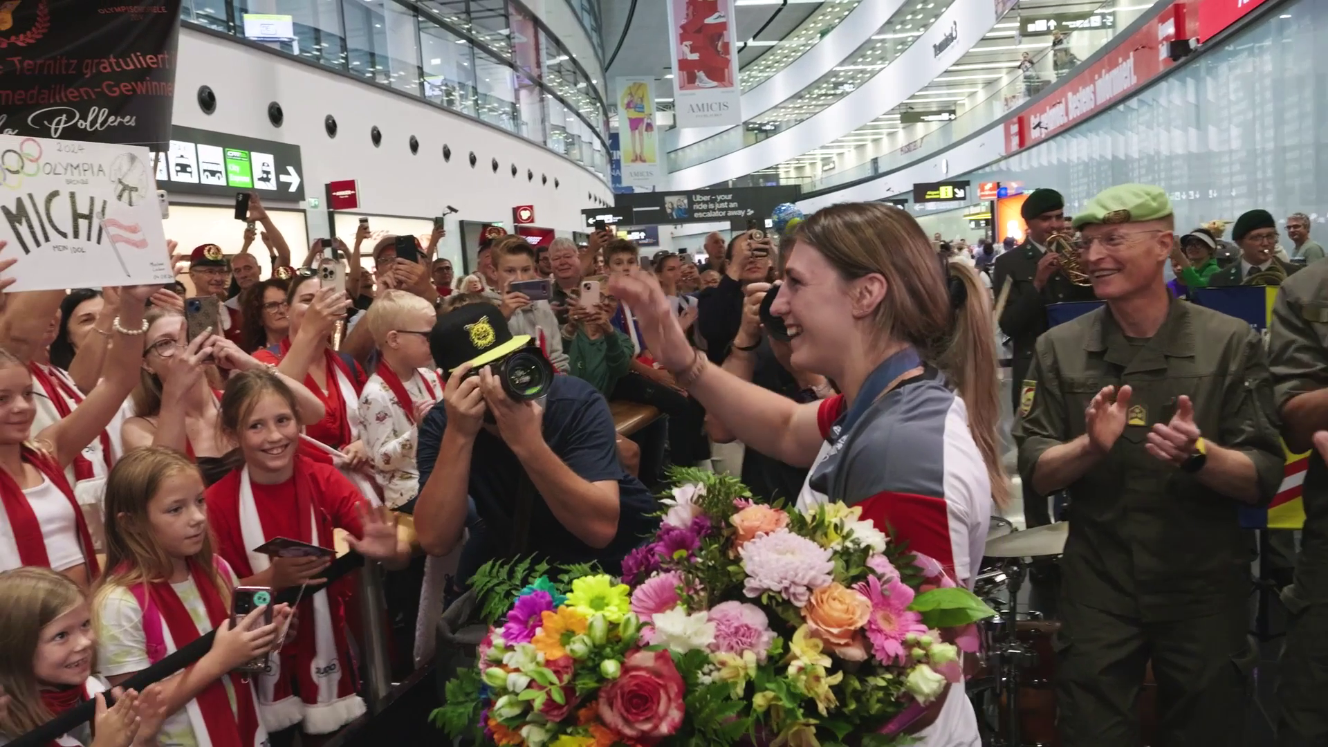 Großer Bahnhof: Michaela Polleres zurück in Österreich