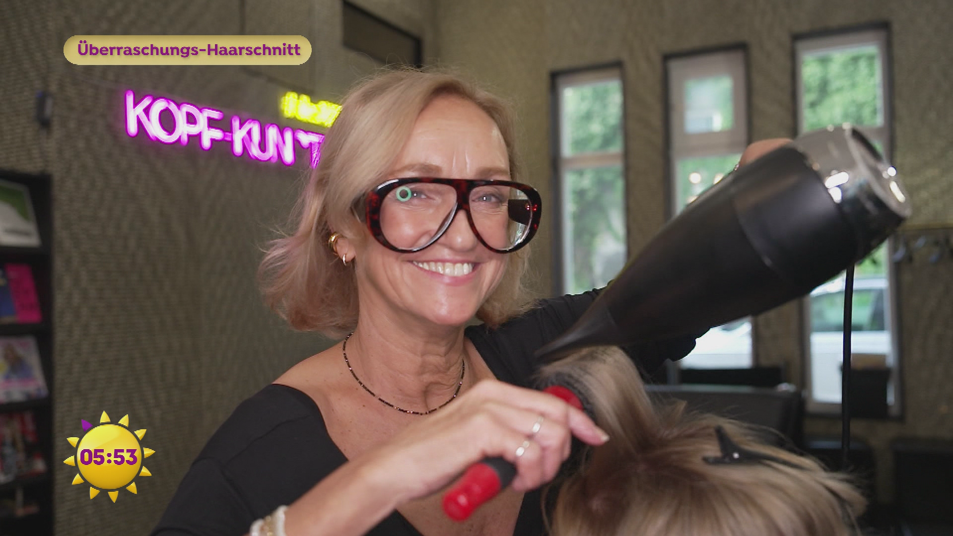 Überraschungs-Haarschnitt im Salon "Kopf-Kunst“