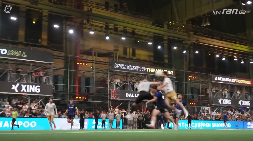 Baller League: Heftiger Crash! Torwart räumt Stürmer komplett ab