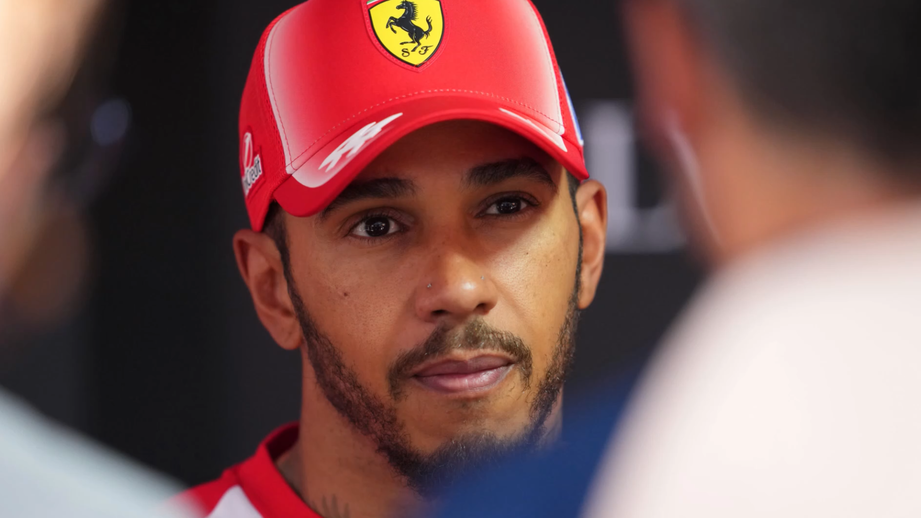 Formel 1: Hamiltons lockere Skateboard-Ankunft endet im Crash