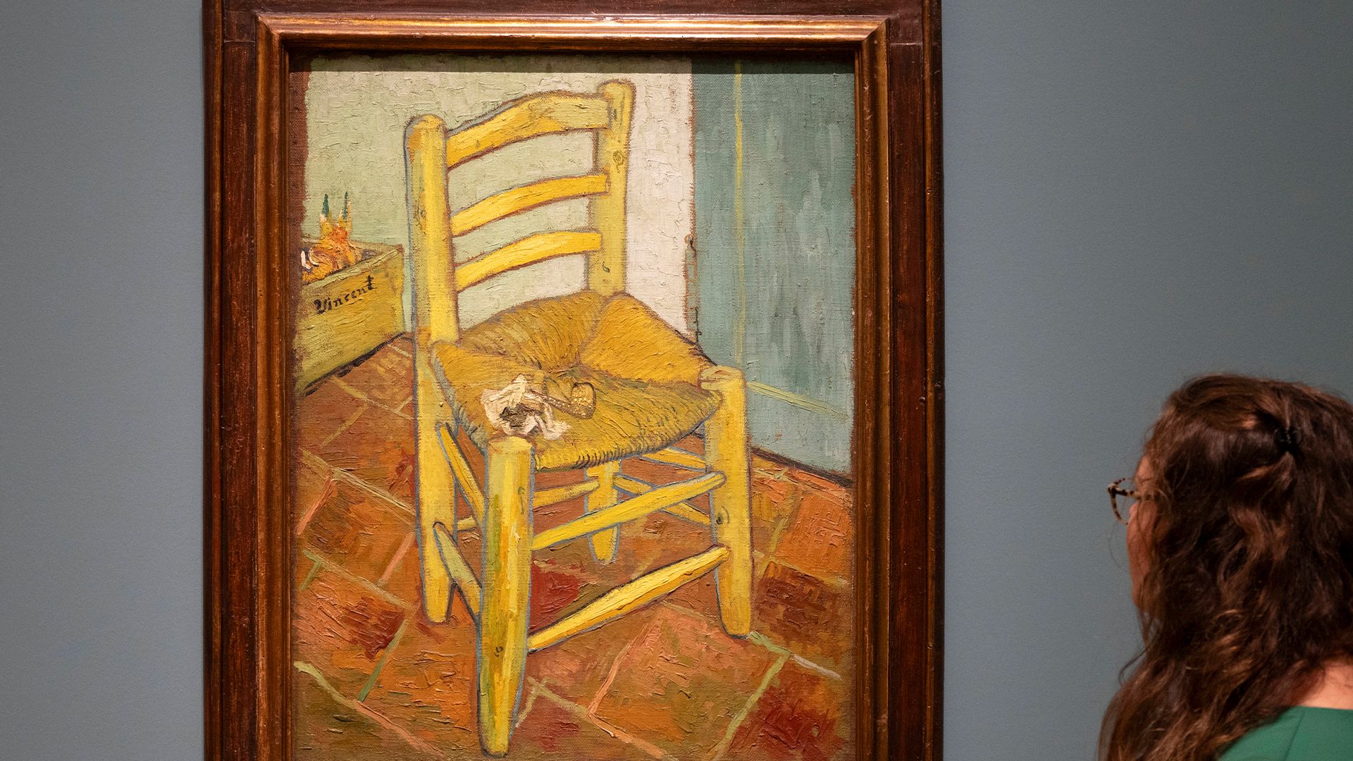 Museumsbesucher setzt sich auf Kunstwerk