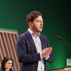 Banaszak greift Kanzler Merz scharf an