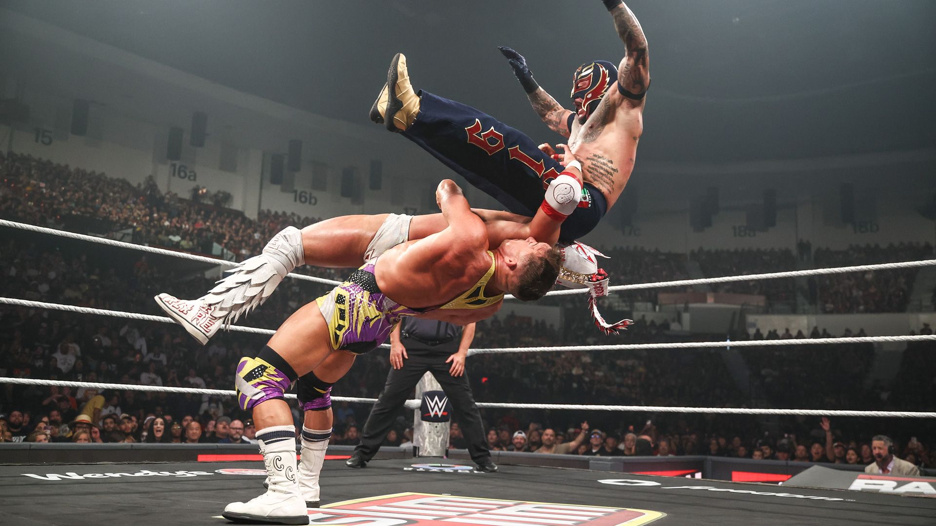 Dreifache Action: Chad Gable vs. Rey Mysterio vs. Dragon Lee