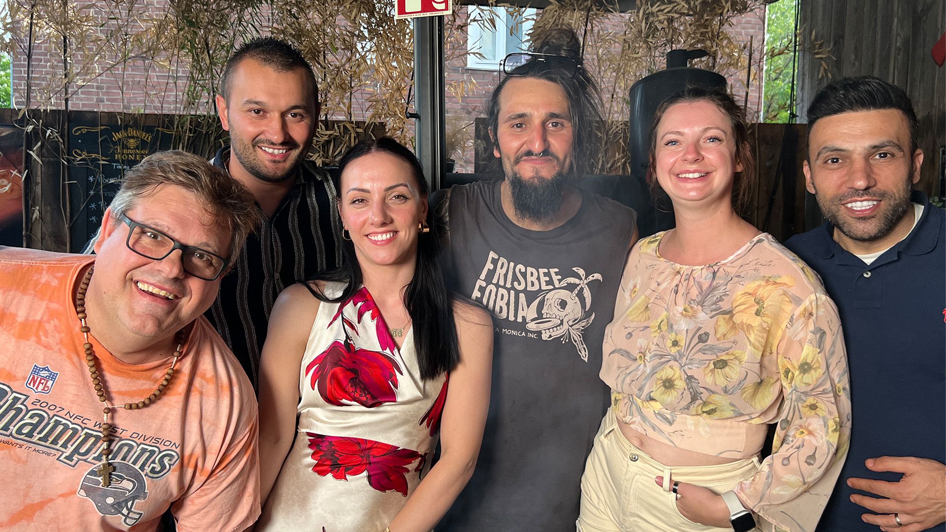 Bar, Grill und XXL-BBQ aus dem Smoker im "Toms on the Rocks"