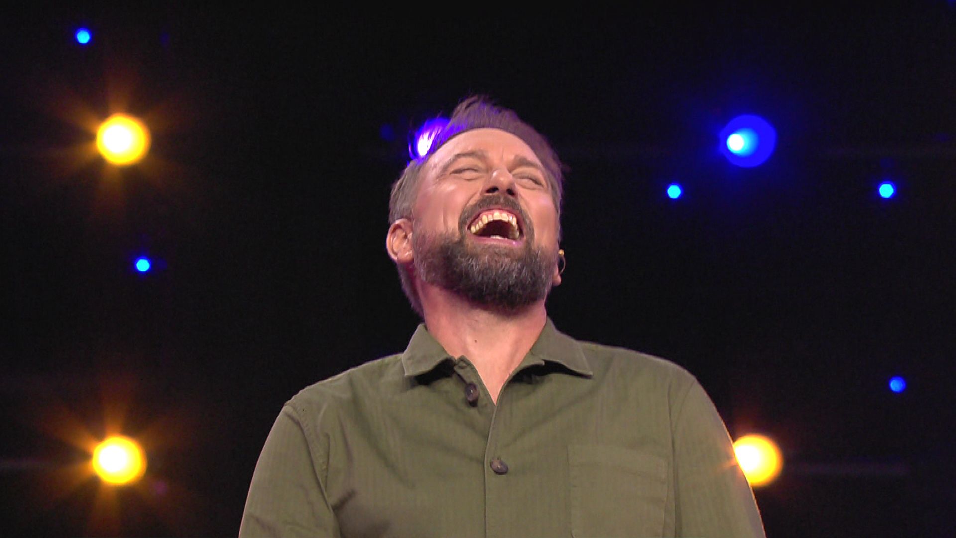Weinender T-Rex bringt Steven Gätjen zum Lachen
