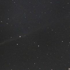 Komet am nächtlichen Morgen zu sehen