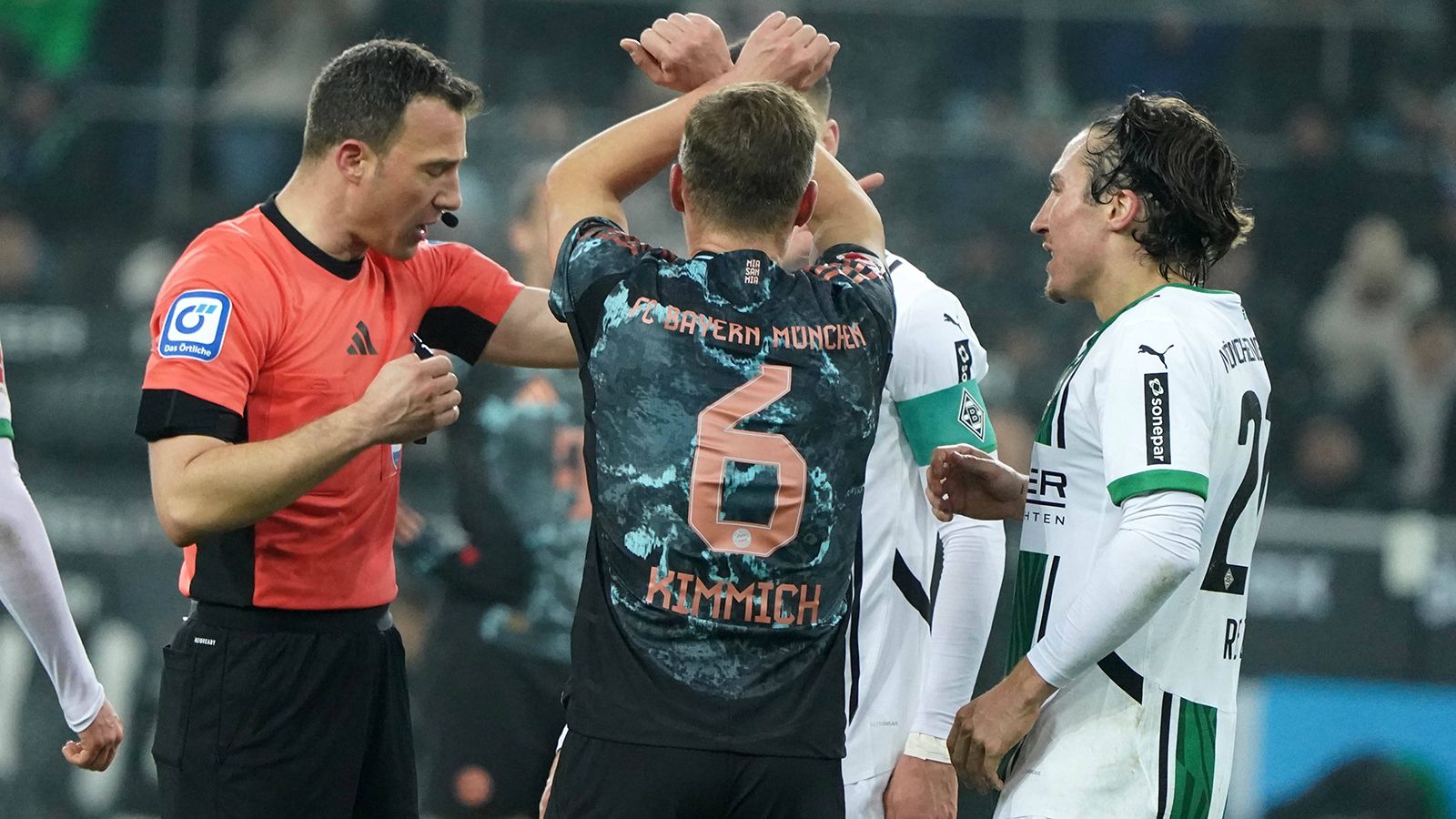 FC Bayern: Ist das Hand oder nicht? Zwayer sorgt für Diskussionen