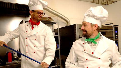 Pizza Taxi - Joko & Klaas Pizza Taxi - Joko & Klaas Folge 1: Joko und Klaas werden zu Pizza-Bäckern
