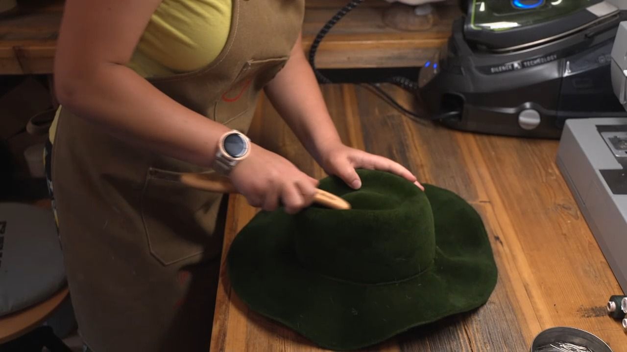 Trachtenhüte zum Oktoberfest: 24-Jährige mit seltenem Handwerk