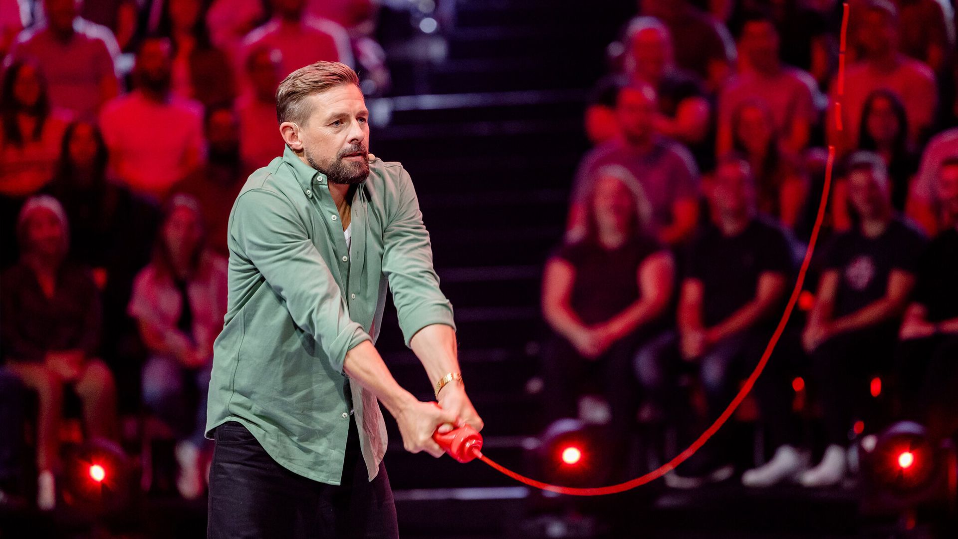 Klaas verteilt Ketchup im Studio