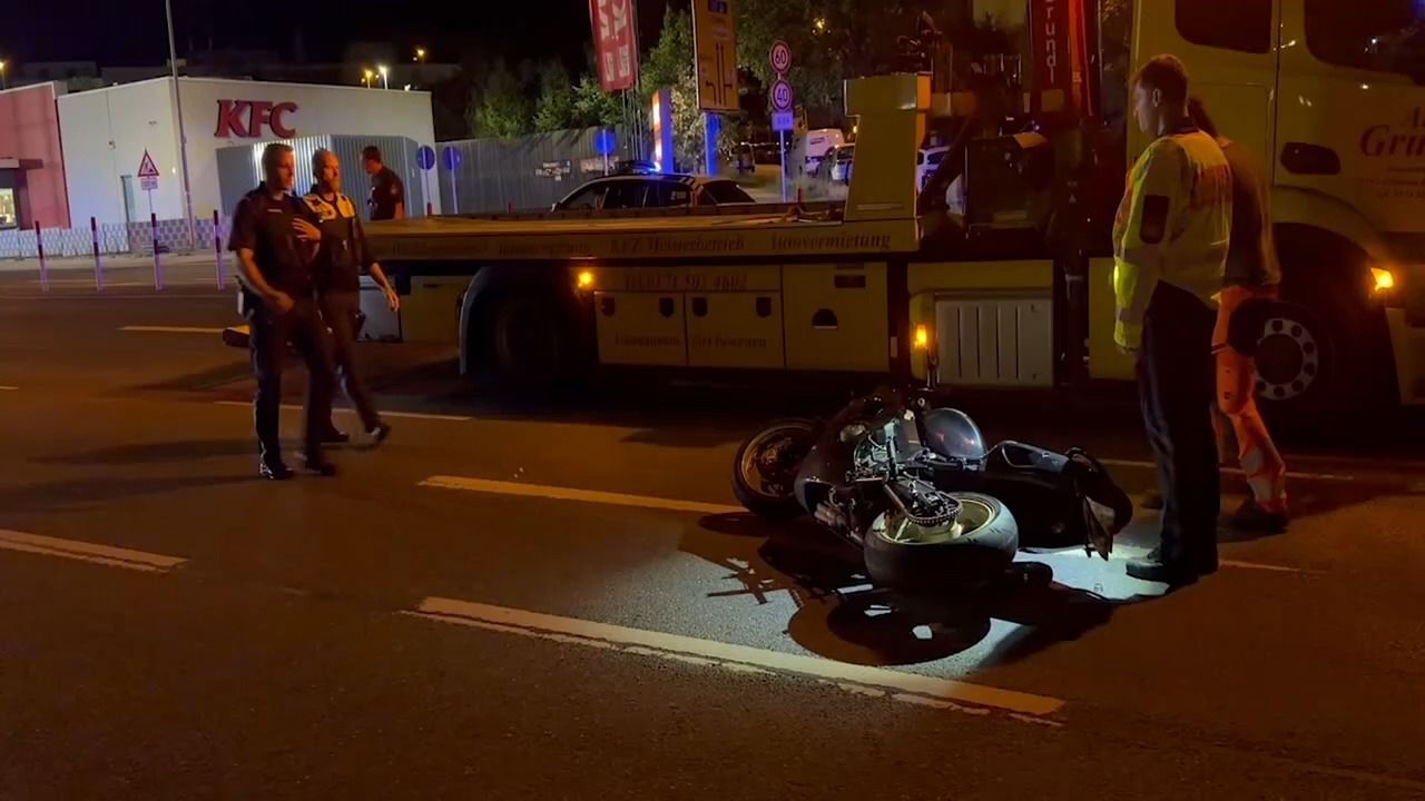 Tödlicher Motorradunfall in Hof: Fahrer prallt bei Stunt gegen Mast