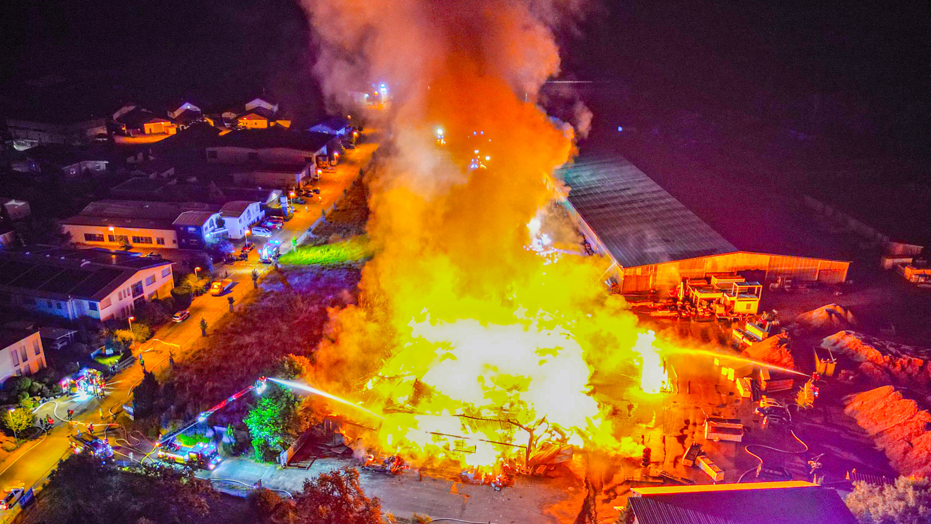 Flammeninferno bei Karlsruhe